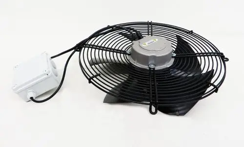 Remko Ventilator mit schwarzem Schutzgitter und Kunststoffgehäuse. Der Motor ist an der zentralen Achse angebracht, Kabelanschluss sichtbar.