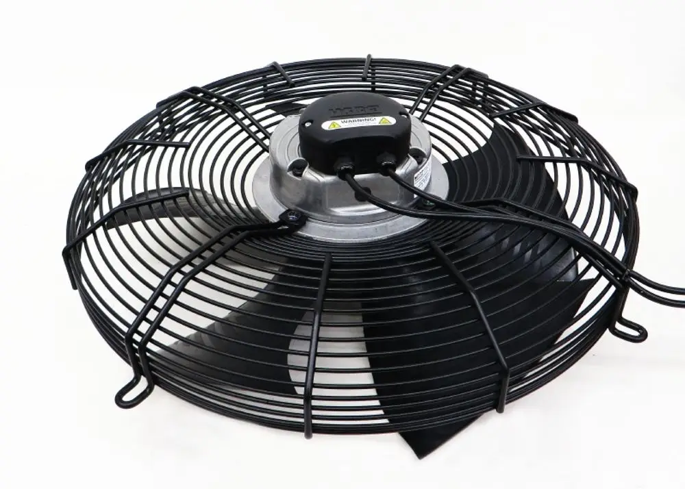 Ventilator von Remko mit metallischem Gehäuse und schwarzen Lüfterblättern, umgeben von einem Schutzgitter. Verfügbar zum Einsatz für Luftzirkulation in verschiedenen Umgebungen.