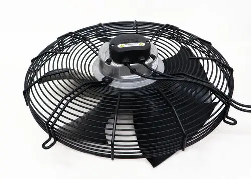 Ventilator von Remko mit metallischem Gehäuse und schwarzen Lüfterblättern, umgeben von einem Schutzgitter. Verfügbar zum Einsatz für Luftzirkulation in verschiedenen Umgebungen.