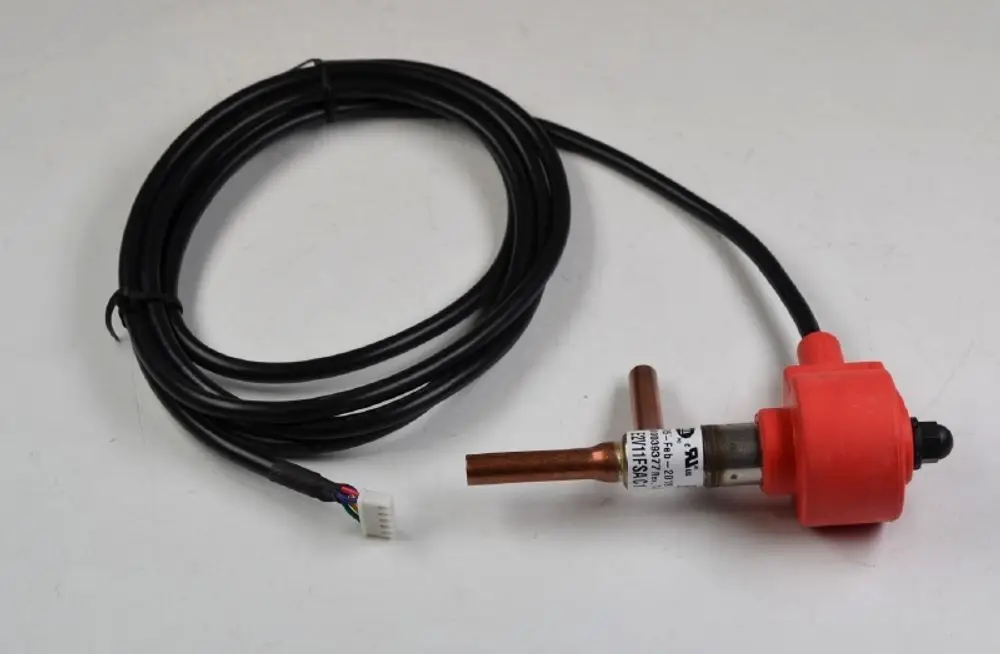 Remko elektronisches Expansionsventil mit einem langen Kabel und einem roten Gehäuse, das an einem Kupferrohr befestigt ist, zur Regulierung von Kältemittelflüssen in Kühlsystemen.