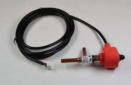 Remko elektronisches Expansionsventil mit einem langen Kabel und einem roten Gehäuse, das an einem Kupferrohr befestigt ist, zur Regulierung von Kältemittelflüssen in Kühlsystemen.
