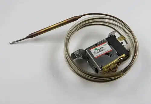 Temperaturregler mit einem Messfühler und Verbindungskabel, hergestellt von Remko, möglicherweise für Heizungsanwendungen.