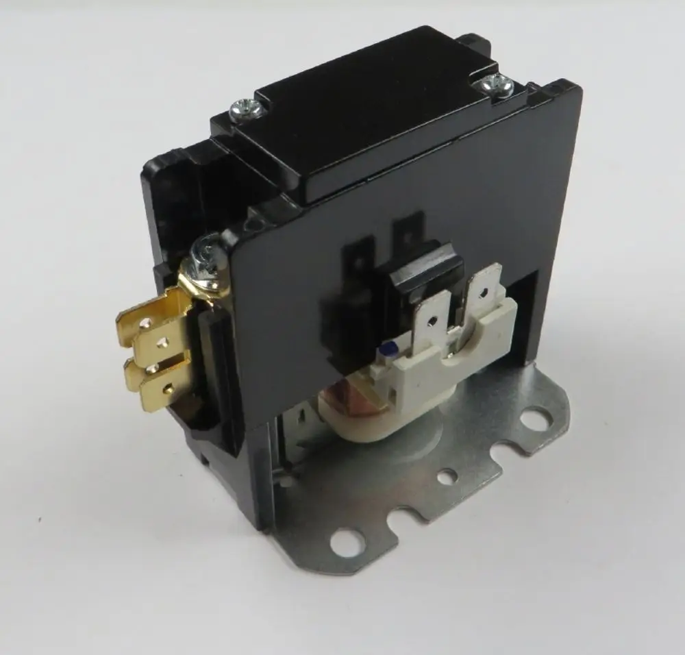 Kompressorschütz mit schwarzem Gehäuse und Metallbasis. Seitenansicht zeigt Anschlussklemmen und interne Komponenten. Produkt von Remko für den Einsatz in Kompressoranlagen.