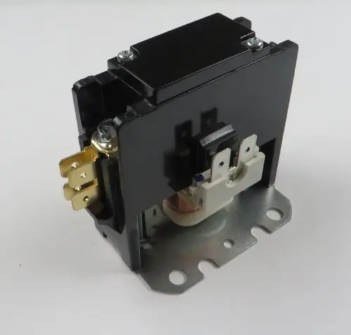 Kompressorschütz mit schwarzem Gehäuse und Metallbasis. Seitenansicht zeigt Anschlussklemmen und interne Komponenten. Produkt von Remko für den Einsatz in Kompressoranlagen.