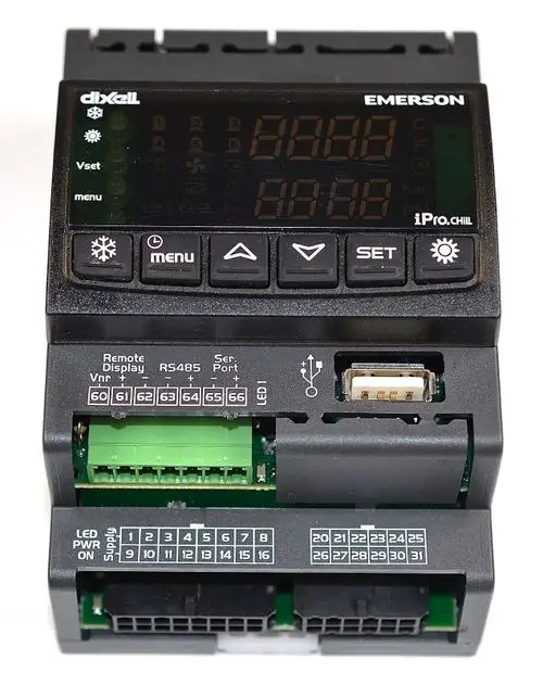 Regler von Remko mit digitaler Anzeige, Tasten für Menü und Einstellung, Anschlussmöglichkeiten für Remote Display und serielle Kommunikation.