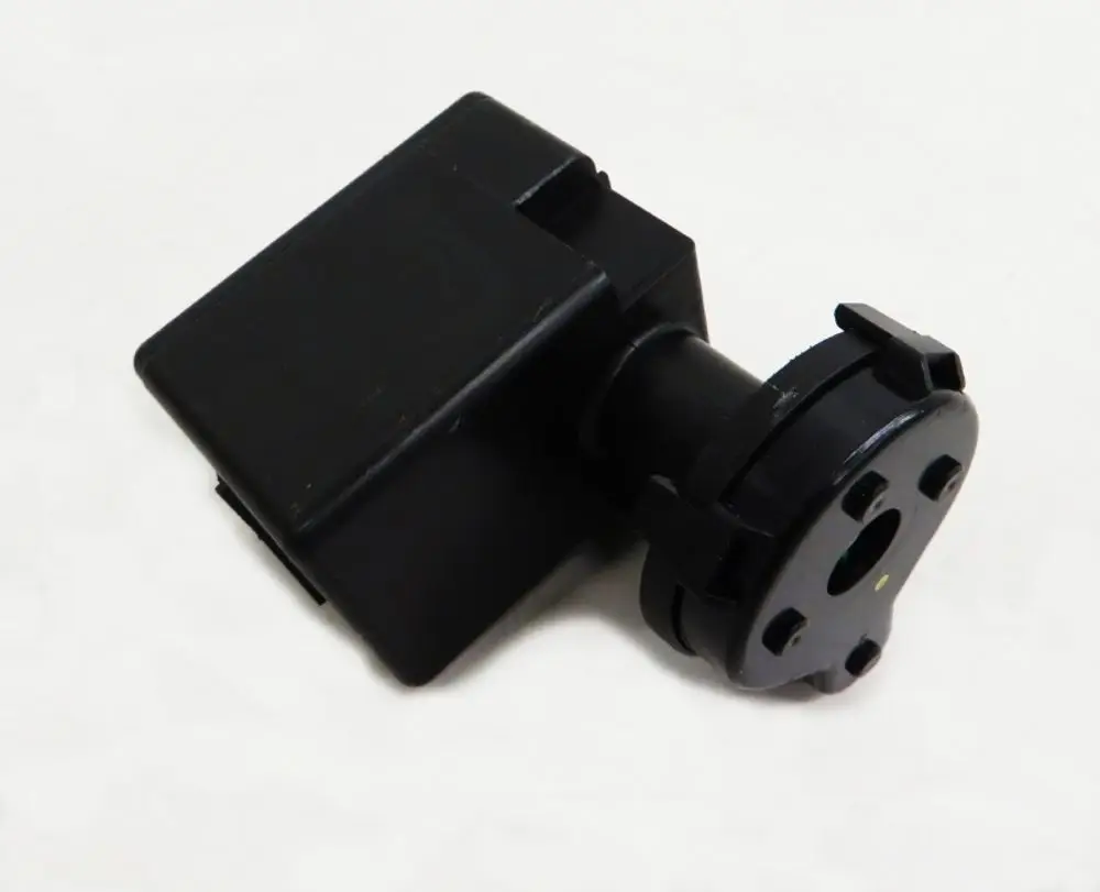 Schwarze Kondensatpumpe mit rechteckigem Gehäuse und runder Anschlussöffnung. Produkt von Remko. Ideal für den Einsatz in Klimaanlagen und Entwässerungssystemen.