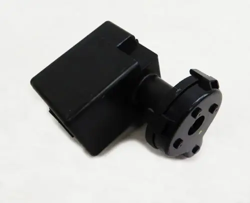 Schwarze Kondensatpumpe mit rechteckigem Gehäuse und runder Anschlussöffnung. Produkt von Remko. Ideal für den Einsatz in Klimaanlagen und Entwässerungssystemen.