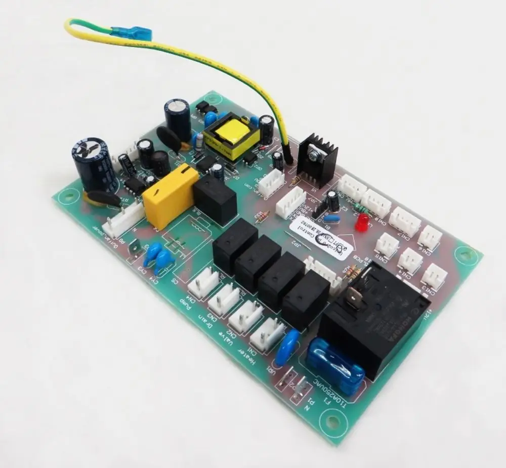Steuerplatine von Remko in einer grünen Leiterplatte mit verschiedenen Komponenten wie Relais, Kondensatoren und Anschlussklemmen für die elektrische Steuerung.