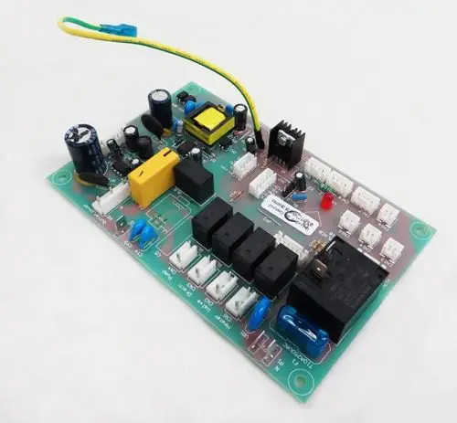 Steuerplatine von Remko in einer grünen Leiterplatte mit verschiedenen Komponenten wie Relais, Kondensatoren und Anschlussklemmen für die elektrische Steuerung.
