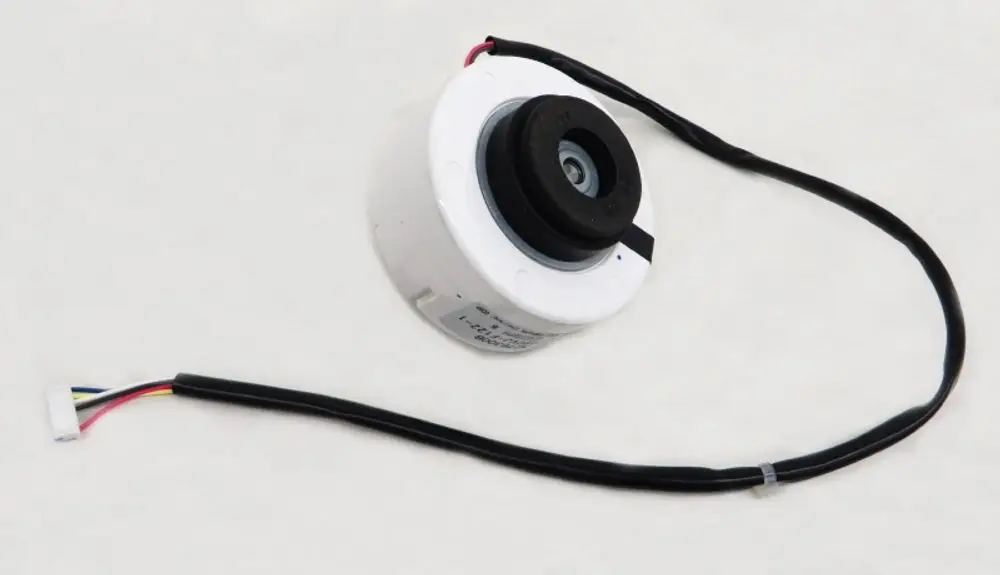 Ventilatormotor von Remko mit abgerundeter Form und einem angeschlossenen Kabelbaum. Der Motor ist für den Einsatz in Kälte- oder Klimaanlagen vorgesehen.