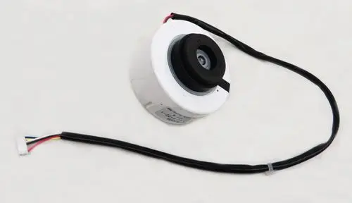 Ventilatormotor von Remko mit abgerundeter Form und einem angeschlossenen Kabelbaum. Der Motor ist für den Einsatz in Kälte- oder Klimaanlagen vorgesehen.
