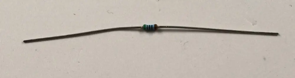 Widerstand mit 510 Ohm, gekennzeichnet durch farbige Ringe. Das Produkt gehört zur Marke Remko und ist auf einem hellen Hintergrund abgebildet.