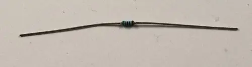 Widerstand mit 510 Ohm, gekennzeichnet durch farbige Ringe. Das Produkt gehört zur Marke Remko und ist auf einem hellen Hintergrund abgebildet.