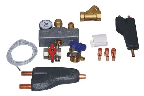 Zubehörset von Remko mit verschiedenen Ventilelementen, Druckmessgerät, Rohranschlüssen und Kabel zur technischen Anwendung.