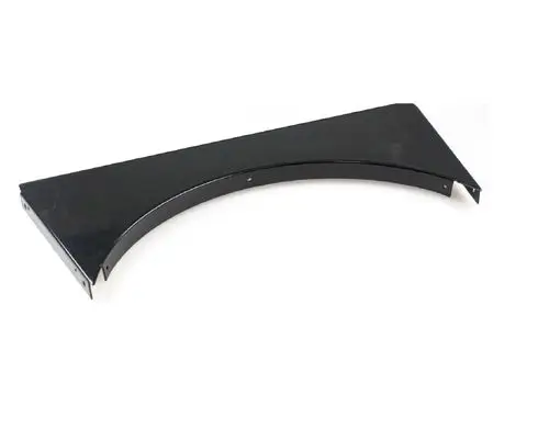 Schwarze Metallabdeckung mit gebogener Form und seitlichen Laschen, passend für Remko Produkte. Eignet sich zum Schutz oder Verkleidung des Bodenblechs.