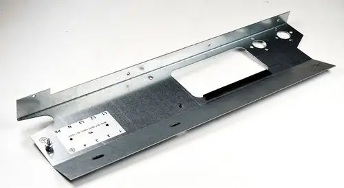Metallisches Stützblech in silberner Farbe von Remko, mit mehreren Bohrungen und einer rechteckigen Aussparung in der Mitte, auf einem hellen Hintergrund.