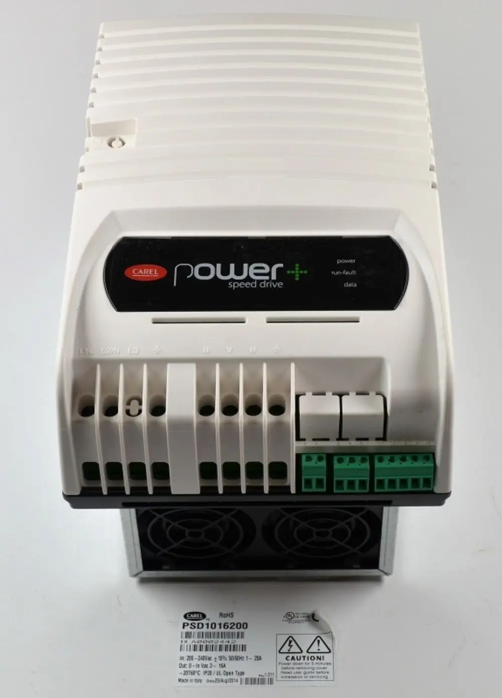 Remko-Inverter mit einem Gehäuse in Weiß, zahlreichen Anschlussklemmen auf der Vorderseite und zwei Ventilatoren an der Unterseite. Sicherheitslabel auf der Basis erkennbar.