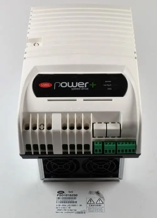 Remko-Inverter mit einem Gehäuse in Weiß, zahlreichen Anschlussklemmen auf der Vorderseite und zwei Ventilatoren an der Unterseite. Sicherheitslabel auf der Basis erkennbar.