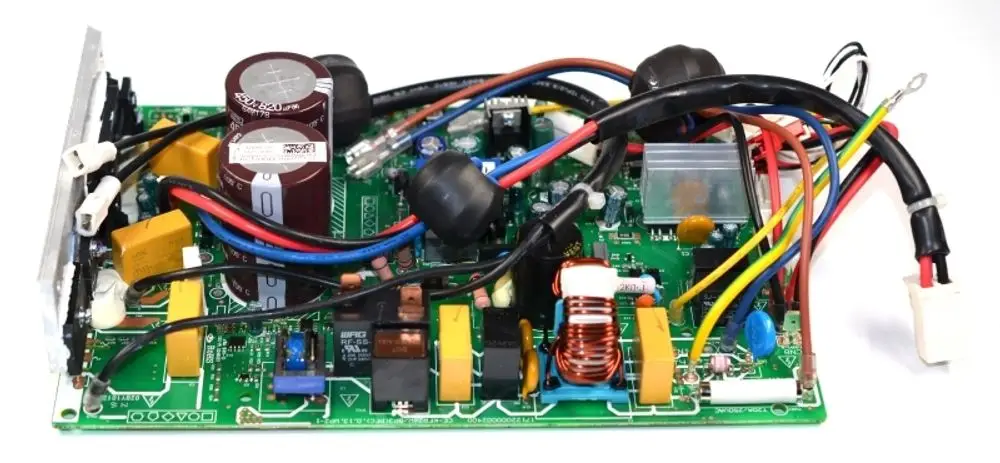 Steuerplatine von Remko mit verschiedenen elektrischen Komponenten, darunter Kondensatoren, Spulen und Kabelverbindungen auf einer grünen Leiterplatte.
