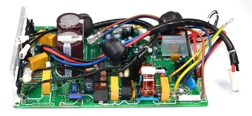 Steuerplatine von Remko mit verschiedenen elektrischen Komponenten, darunter Kondensatoren, Spulen und Kabelverbindungen auf einer grünen Leiterplatte.