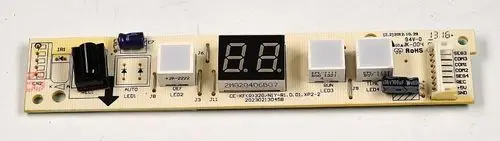 Platine mit Display und Tasten. Enthält mehrere Anschlüsse und Buttons. Hinweise auf die Marke Remko sind sichtbar.