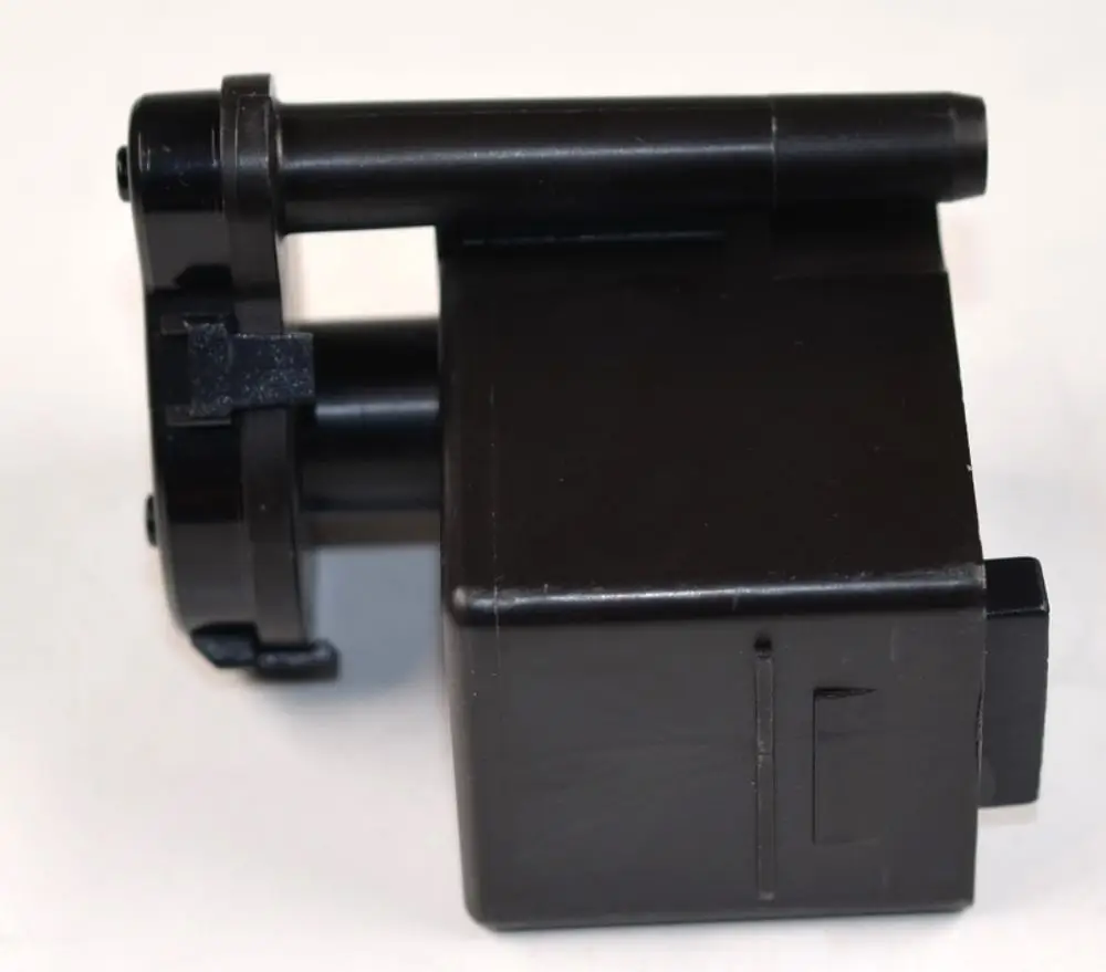 Schwarze Kondensatpumpe mit zwei Anschlüssen und einem kompakten Gehäuse. Das Produkt ist von der Marke Remko und eignet sich für spezifische Pumpenanwendungen.
