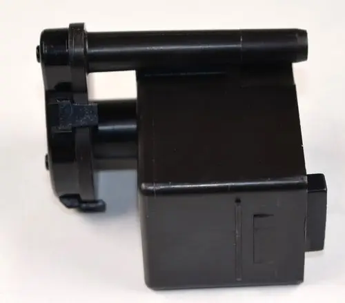 Schwarze Kondensatpumpe mit zwei Anschlüssen und einem kompakten Gehäuse. Das Produkt ist von der Marke Remko und eignet sich für spezifische Pumpenanwendungen.