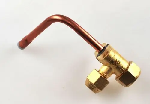 Absperrventil mit einer Kombination aus einer goldenen Metallbasis und einem gebogenen Kupferrohr. Hersteller ist Remko. Das Objekt wird auf einem neutralen Hintergrund präsentiert.
