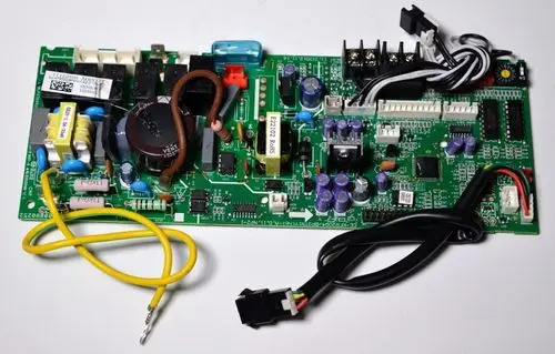 Grüne Leiterplatte mit verschiedenen elektronischen Bauteilen, darunter Kondensatoren und Widerstände, von der Marke Remko, vermutlich Teil eines Steuerungssystems.