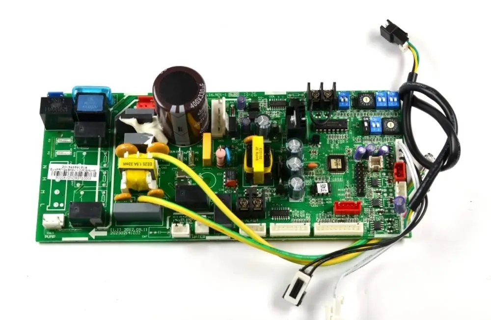 Steuerplatine mit verschiedenen elektronischen Komponenten, darunter Kondensatoren und Stecker, zur Verwendung in Geräten von Remko.