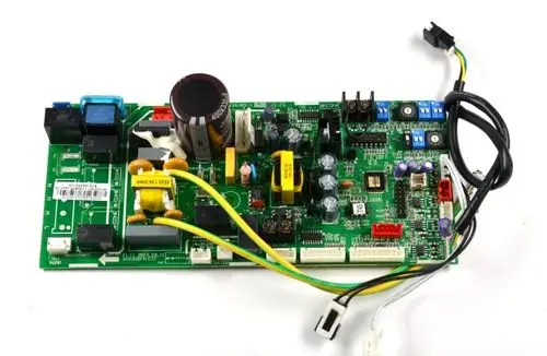 Steuerplatine mit verschiedenen elektronischen Komponenten, darunter Kondensatoren und Stecker, zur Verwendung in Geräten von Remko.