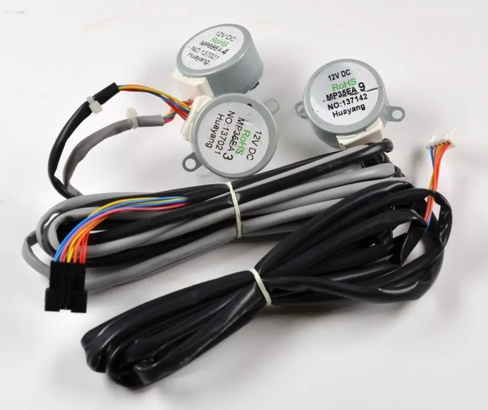 Zwei DC-Motoren mit verschiedenen Kabeln, die zur Steuerung von Bewegungen verwendet werden können. Marke Remko ist im Produktdesign nicht sichtbar.