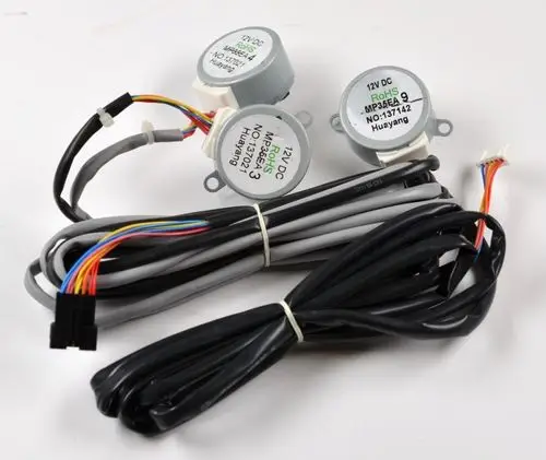 Zwei DC-Motoren mit verschiedenen Kabeln, die zur Steuerung von Bewegungen verwendet werden können. Marke Remko ist im Produktdesign nicht sichtbar.