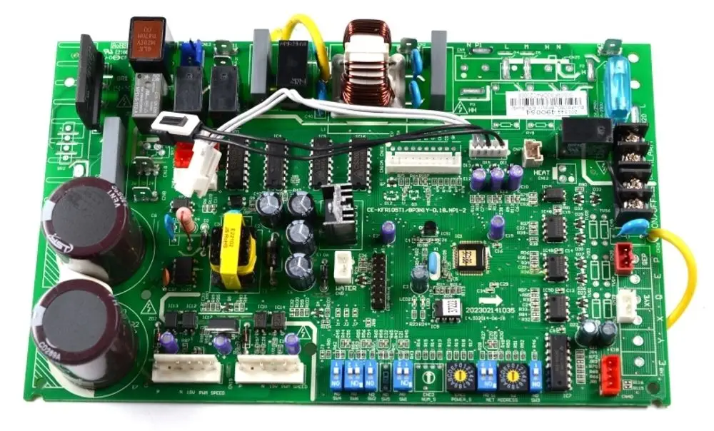 Steuerplatine von Remko mit verschiedenen elektronischen Komponenten, darunter Kondensatoren, Widerstände und Anschlüsse für die Steuerung von Geräten.
