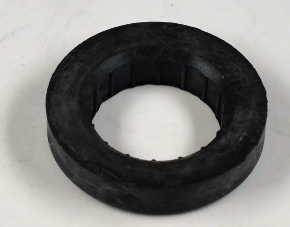 Remko Arretierungsstück in der Form eines doppelten Rings, aus schwarzem Material, mit inneren Stützen zur Stabilisierung, geeignet für Ventilatoranwendungen.