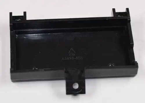 Schwarzes Gehäuse mit mehreren Montageschrauben und einer Ausnehmung, offenbar von Remko, für elektronische Bauteile oder Platinen.
