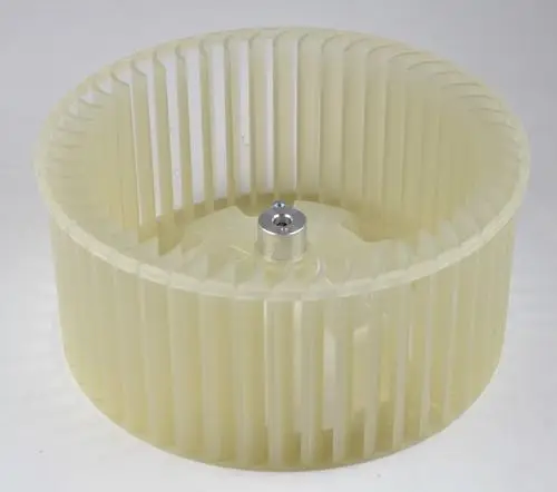 Transparente Ventilatorrad mit horizontalen Lüftern, geeignet für Verdampfer von Remko. Zentrale Achse zur Befestigung sichtbar.
