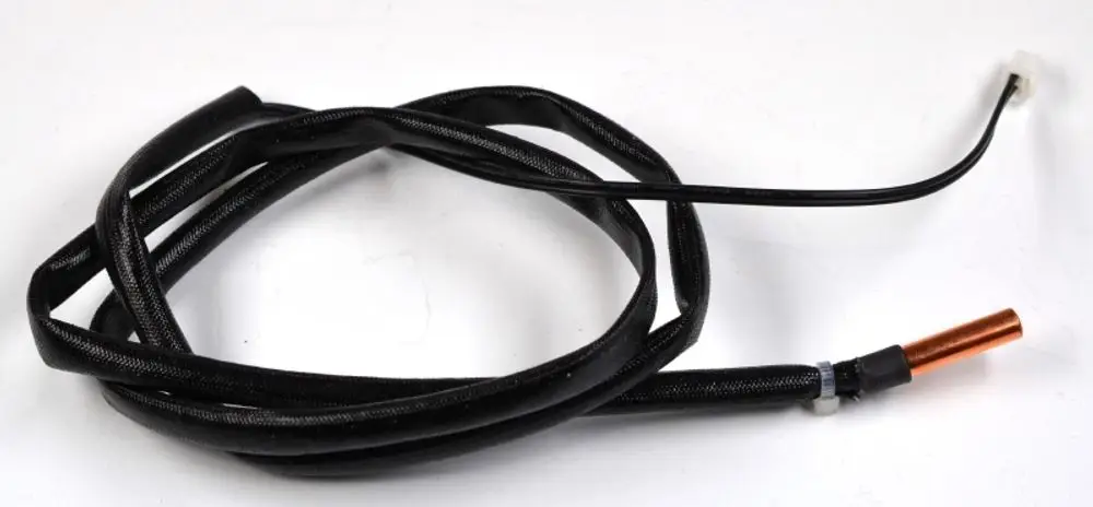 Schwarzkabel mit einer Kupferendspitze und einem zusätzlichen Anschluss. Der Sensor ist für die Verwendung in Heizsystemen von Remko konzipiert.