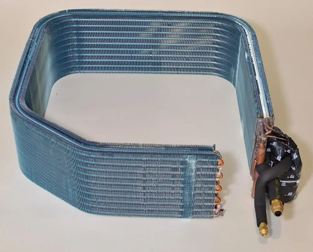 Verdampfer von Remko, in rechteckiger Form, mit mehreren Kupferleitungen und einem kompakten Design für Kühl- oder Heizsysteme.