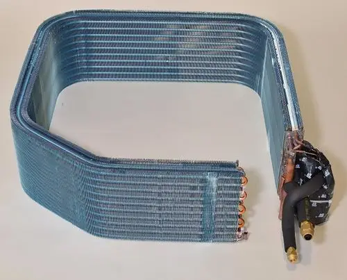 Verdampfer von Remko, in rechteckiger Form, mit mehreren Kupferleitungen und einem kompakten Design für Kühl- oder Heizsysteme.