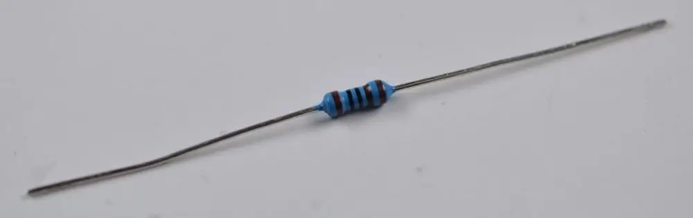 Widerstand mit blauer Markierung und mehreren Farbbändern zur Kennzeichnung. Teil eines Elektronikprojekts, möglicherweise von der Marke Remko.
