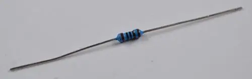Widerstand mit blauer Markierung und mehreren Farbbändern zur Kennzeichnung. Teil eines Elektronikprojekts, möglicherweise von der Marke Remko.