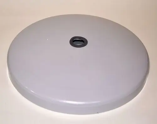 Grauer runder Deckel mit Loch in der Mitte, geeignet für Pufferspeicher. Produkt von Remko.
