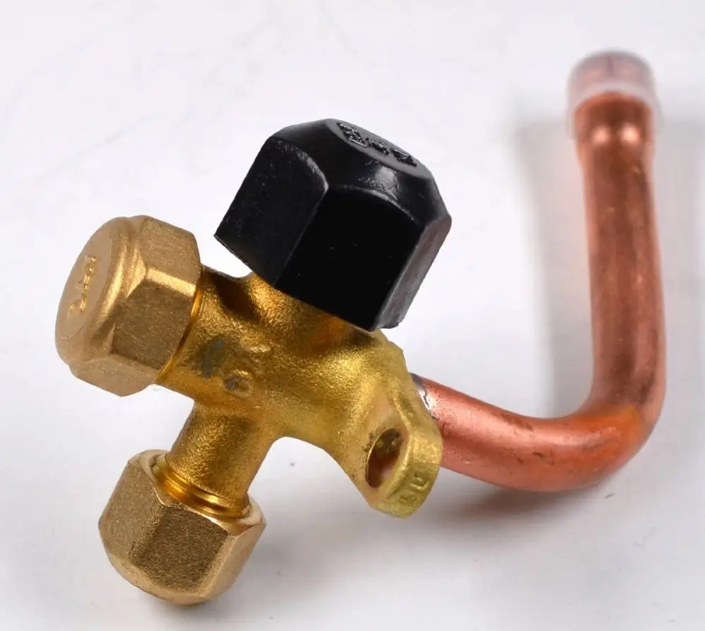 Remko Absperrventil mit einer goldenen Metallbasis und einem schwarzen Griff, verbunden mit einer kupfernen Leitung. Geeignet für die Installation in Flüssigkeitssystemen.