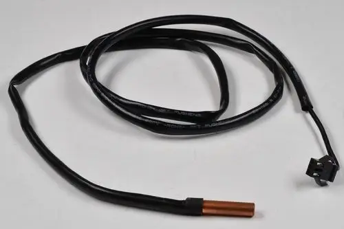 Temperatursensor mit einem schwarzen Kabel und einem Kupferende, hergestellt von Remko, für den Einsatz in Kälte- und Klimatechnik.