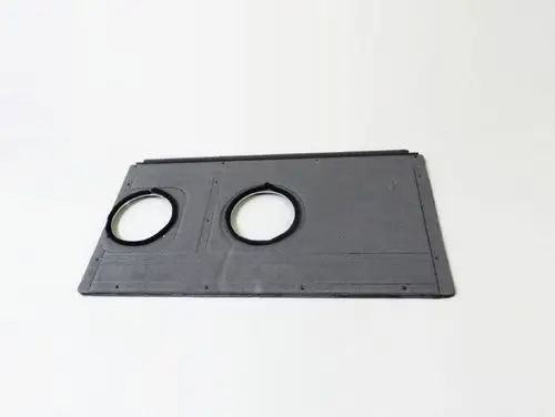 Rückwand aus grauem Material mit zwei runden Öffnungen, passend für Remko-Systeme. Die Oberfläche ist glatt und unauffällig.