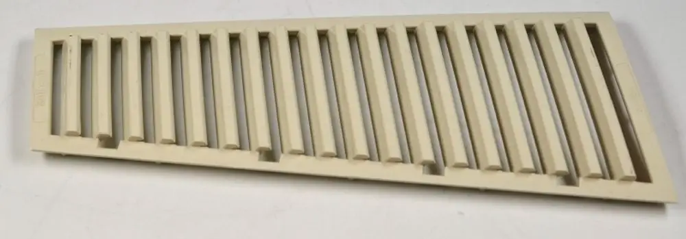 Luftansauggitter in beige mit mehreren horizontalen Lamellen, hergestellt von Remko, geeignet für die Luftzufuhr in Heizungs- oder Klimaanlagen.