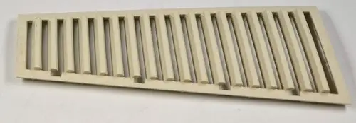 Luftansauggitter in beige mit mehreren horizontalen Lamellen, hergestellt von Remko, geeignet für die Luftzufuhr in Heizungs- oder Klimaanlagen.