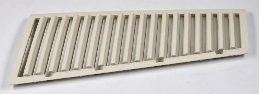 Luftansauggitter in heller Farbe von Remko, mit mehreren horizontalen Lamellen. Dient zur Luftzufuhr in Klimaanlagen oder Heizsystemen.