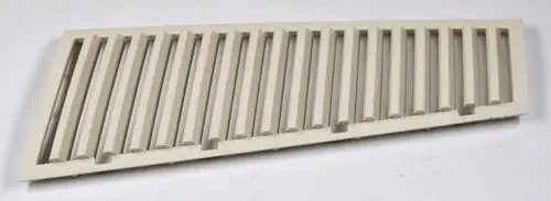 Luftansauggitter in heller Farbe von Remko, mit mehreren horizontalen Lamellen. Dient zur Luftzufuhr in Klimaanlagen oder Heizsystemen.